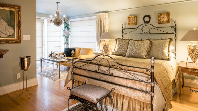 Deluxe queen suite with view of Vancouver