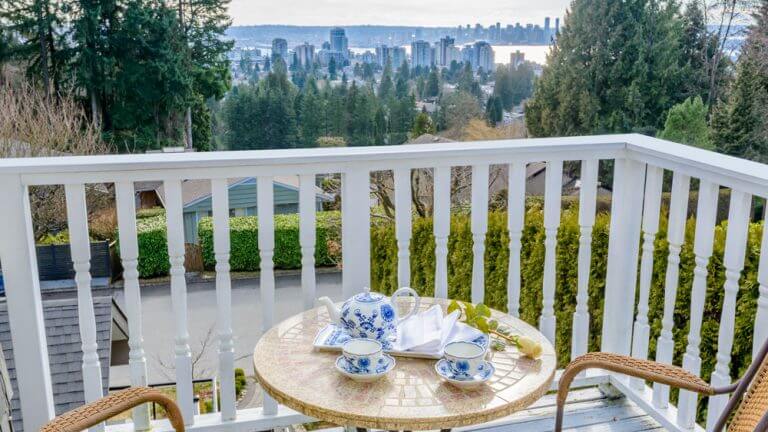 balcony and view deluxe queen suite vancouver bed and breakfast
